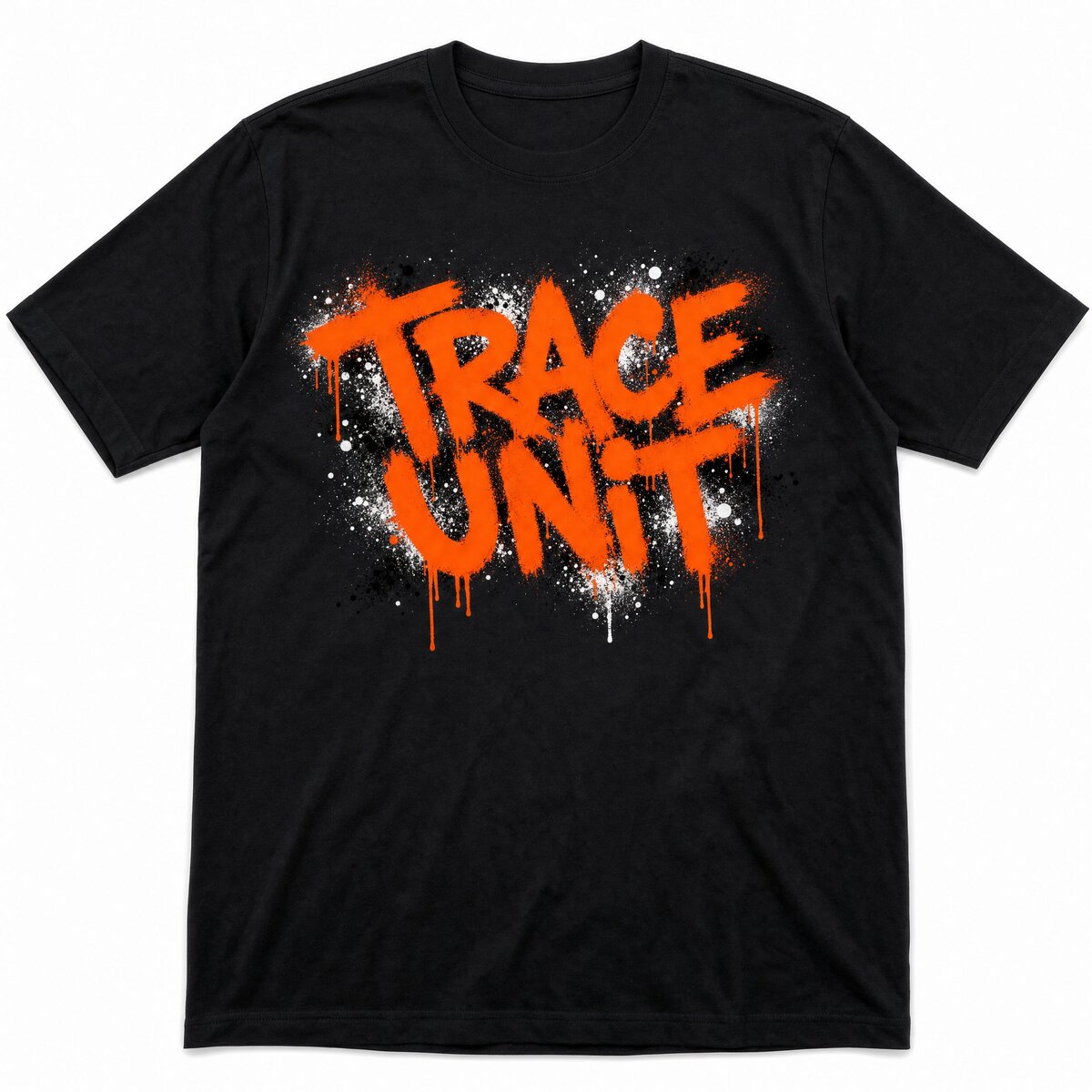 T-Shirt in Schwarz mit orangem Graffiti-Schriftzug Trace Unit. Mit künstlicher Intelligenz erstelltes Bild.