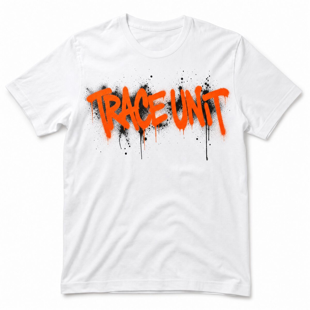 T-Shirt in Weiß mit orangem Graffiti-Schriftzug Trace Unit. Mit künstlicher Intelligenz erstelltes Bild.